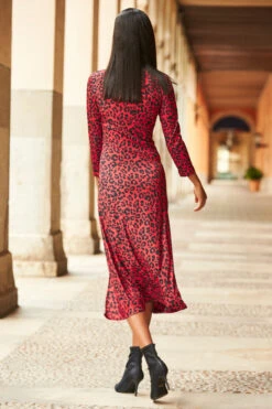Red & Black Animal Print Keyhole Detail Midi Jersey Dress 7 Red & Black Animal Print Keyhole Detail Midi Jersey Dress -Opal & Oak Store rt 02 s22dj034 084
