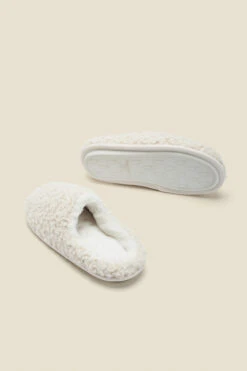 Cream Curly Faux Fur Super Soft Slippers -Opal & Oak Store web sosandar furmule c