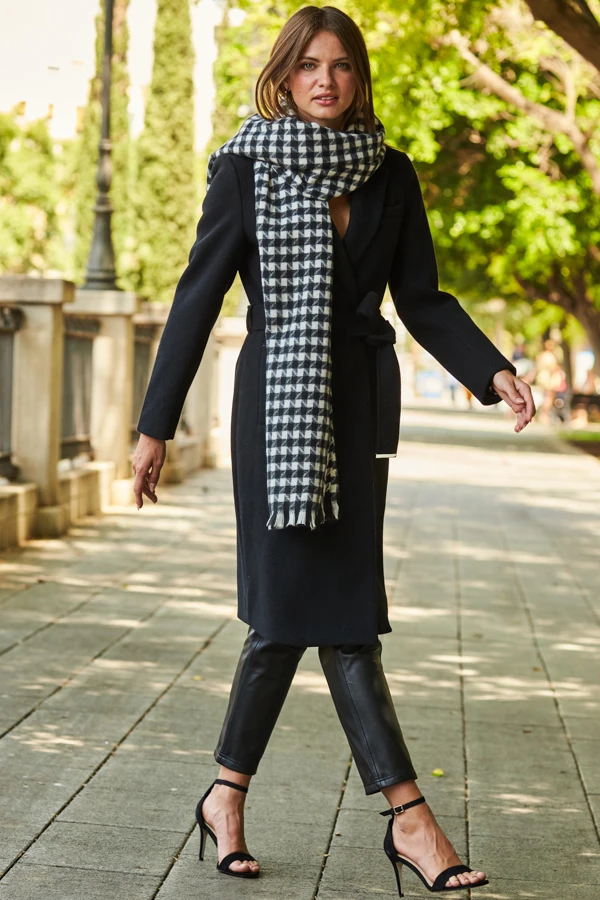 Black & White Dogtooth Print Tassel Detail Scarf 2 Black & White Dogtooth Print Tassel Detail Scarf - Image 2