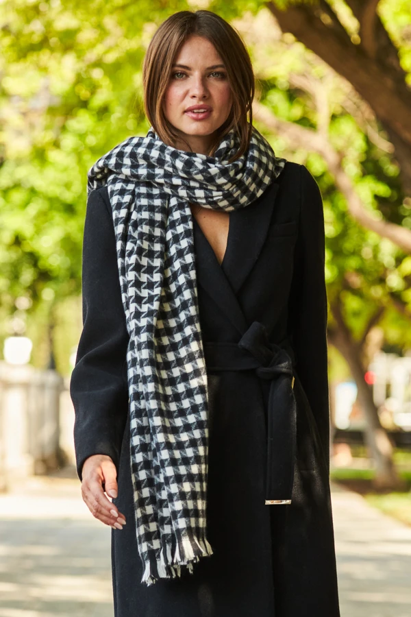 Black & White Dogtooth Print Tassel Detail Scarf 1 Black & White Dogtooth Print Tassel Detail Scarf