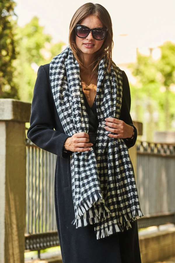 Black & White Dogtooth Print Tassel Detail Scarf 4 Black & White Dogtooth Print Tassel Detail Scarf - Image 4