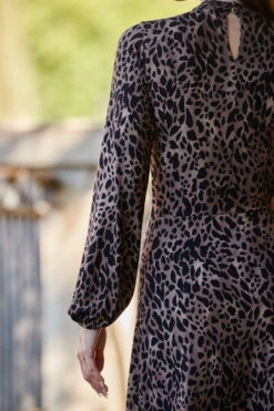 Brown & Black Fleck Print Keyhole Detail Midi Jersey Dress 11 Brown & Black Fleck Print Keyhole Detail Midi Jersey Dress -Opal & Oak Store web rt 58 a22dj040brmm01 316